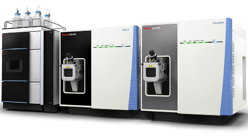 Obr. 1: Noví členové v rodině trojitých kvadrupólů TSQ Altis (uprostřed) a TSQ Quantis (vpravo) s předřazeným UHPLC Vanquish (vlevo)