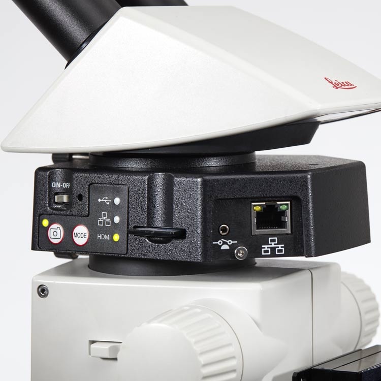 Kamera Leica IC90 umístěná pod tubus mikroskopu
