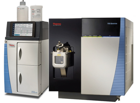 Obr. 2: Iontový chromatograf Integrion s hmotnostním spektrometrem TSQ Quantiva (na bázi trojitého kvadrupólu).